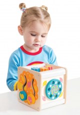 PL105-Petit-Activity-Cube-Lifestyle-(2)-Le-Toy-Van-drevena-aktivni-kostka-pro-deti-holcicka