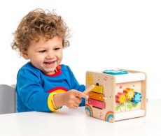 PL105-Petit-Activity-Cube-Lifestyle-(3)-Le-Toy-Van-drevena-aktivni-kostka-pro-deti-xylofon