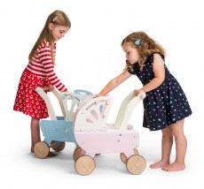 TV321-&-TV322-Prams-Lifestyle-Le-Toy-Van-dreveny-kocarek-pro-deti-kamaradky1