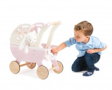 TV322-Pram-Pink-Lifestyle-Boy-(3)-Le-Toy-Van-ruzovy-dreveny-kocarek-kluk