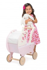 TV322-Pram-Pink-Lifestyle-Girl-(2)-Le-Toy-Van-dreveny-ruzovy-kocarek-pro-panenky-zezadu-holcicka